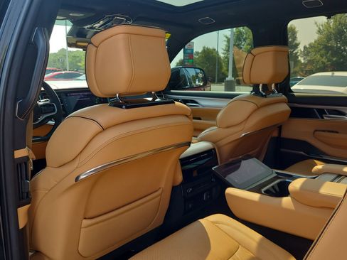 Used 2022 Jeep Grand Wagoneer Series III AWD/4WD image 12