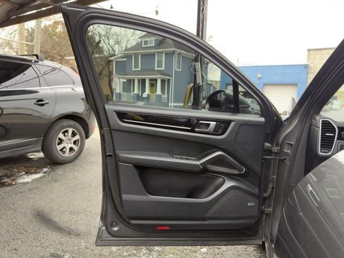Used 2020 Porsche Cayenne image 11