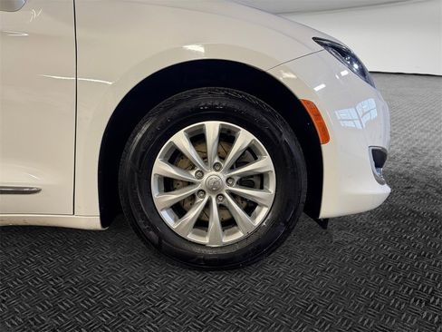 Used 2017 Chrysler Pacifica Touring-L image 11