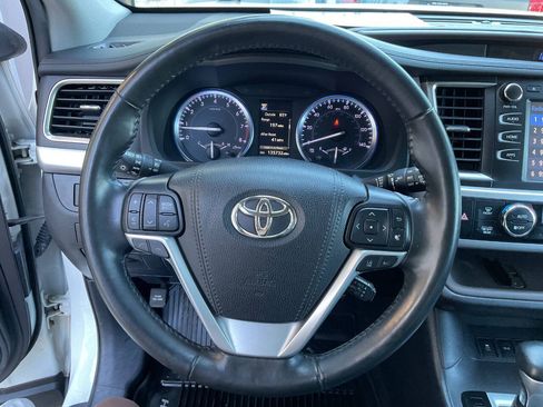 Used 2019 Toyota Highlander XLE AWD/4WD image 17