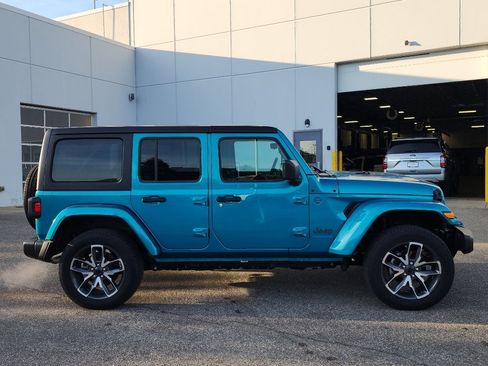 Used 2024 Jeep Wrangler Unlimited w/ Convenience Group AWD/4WD image 8