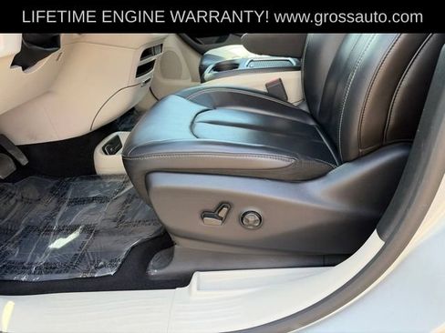 Used 2023 Chrysler Pacifica Touring-L FWD image 16
