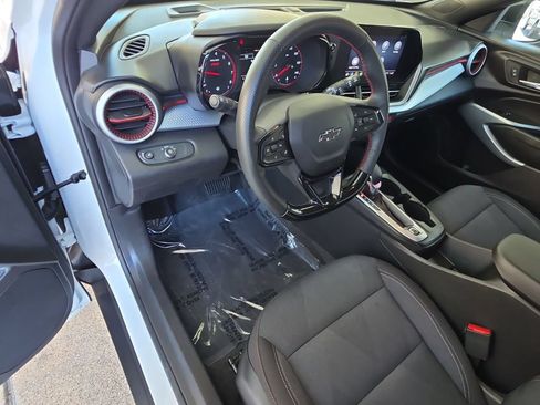 Used 2025 Chevrolet Trax RS FWD image 10