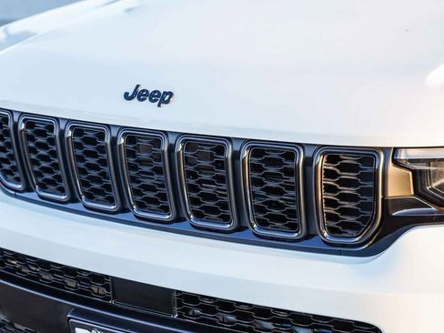 New 2025 Jeep Grand Cherokee L Altitude image 6