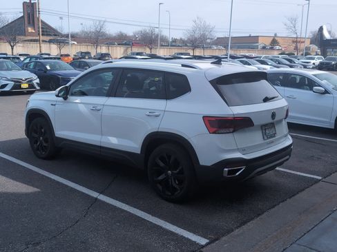 Certified 2023 Volkswagen Taos SE w/ Panoramic Sunroof Package image 3