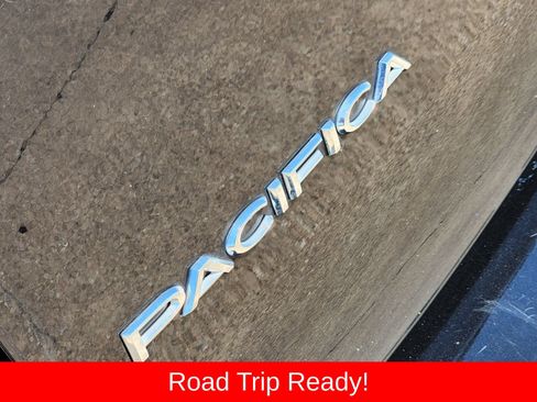Used 2024 Chrysler Pacifica Touring-L FWD image 17