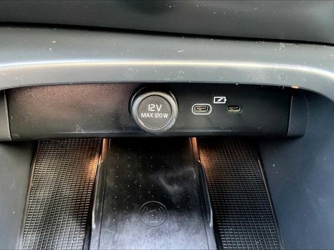 Used 2023 Volvo C40 P8 Recharge Ultimate image 37