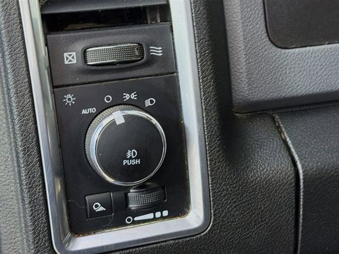 Used 2018 RAM 1500 SLT image 12