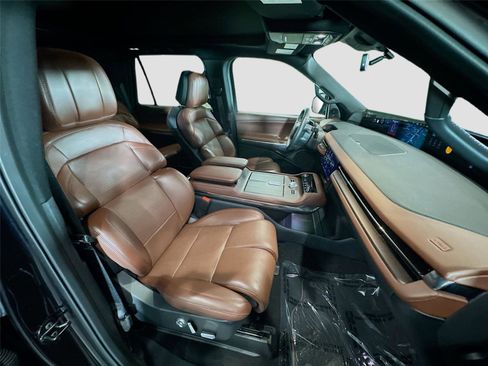 Used 2025 Lincoln Navigator Reserve image 27