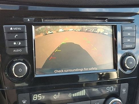 Used 2018 Nissan Rogue SV image 18