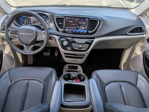 Used 2024 Chrysler Pacifica Touring-L FWD image 17