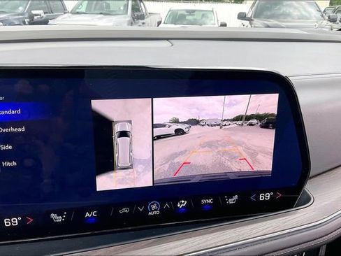 Used 2025 Chevrolet Suburban Z71 AWD/4WD image 14