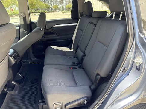 Used 2018 Toyota Highlander LE FWD image 12
