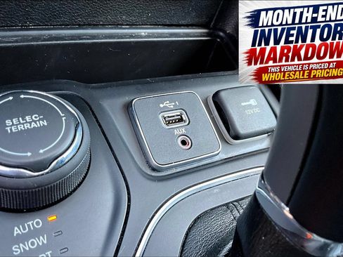 Used 2021 Jeep Cherokee Latitude Plus AWD/4WD image 19