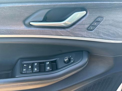 Used 2023 Jeep Grand Cherokee Limited image 15