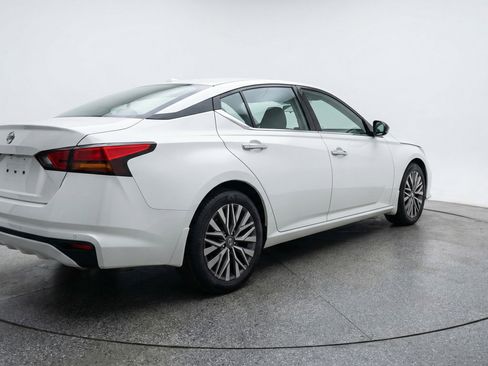 Used 2025 Nissan Altima 2.5 SV image 9