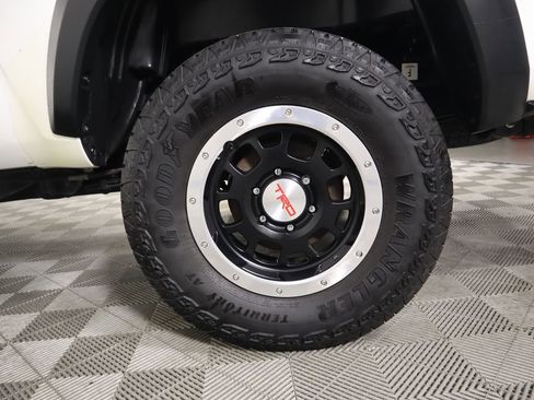 Used 2017 Toyota Tacoma TRD Off-Road image 30