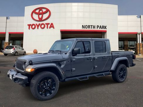 Used 2025 Jeep Gladiator Sport AWD/4WD image 1