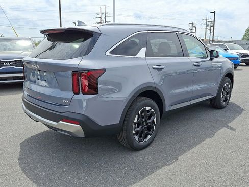 New 2025 Kia Sorento S image 3