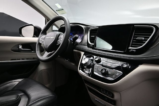 Certified 2022 Chrysler Pacifica Touring-L AWD/4WD image 15