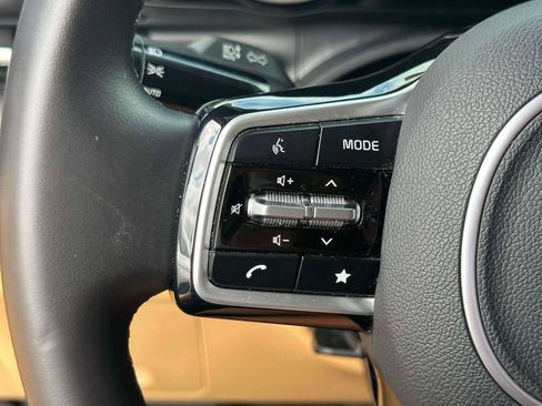 Used 2024 Kia Carnival EX FWD image 21