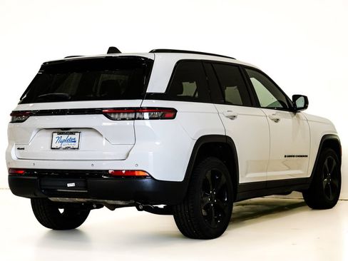 Used 2023 Jeep Grand Cherokee Altitude AWD/4WD image 6