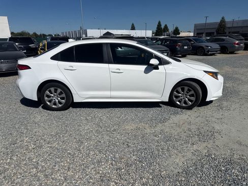 Used 2020 Toyota Corolla LE FWD image 4