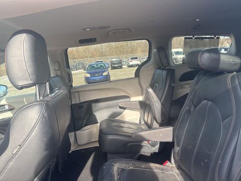 Used 2018 Chrysler Pacifica Touring-L image 22