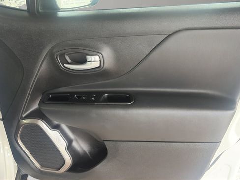 Used 2023 Jeep Renegade Latitude AWD/4WD image 12