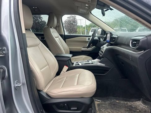Used 2022 Ford Explorer XLT w/ Equipment Group 202A AWD/4WD image 9