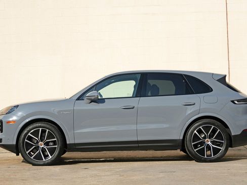 Used 2025 Porsche Cayenne E-Hybrid w/ Premium Package Plus AWD/4WD image 9