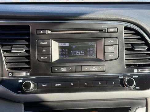 Used 2017 Hyundai Elantra SE image 16