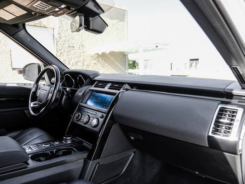 Used 2018 Land Rover Discovery SE AWD/4WD image 15