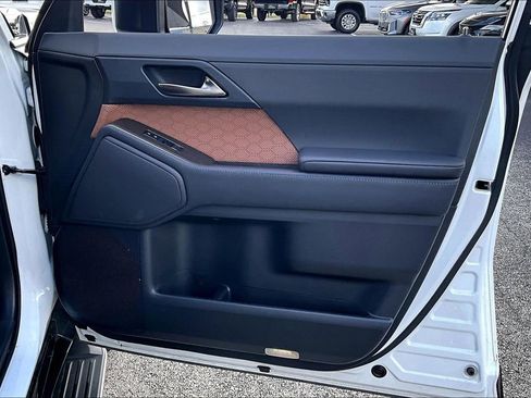 Used 2025 Lexus GX 550 w/ Accessory Package (2T) AWD/4WD image 26
