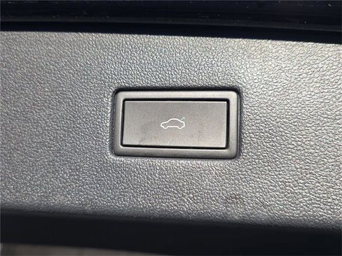 Used 2022 Volkswagen Tiguan SE image 29