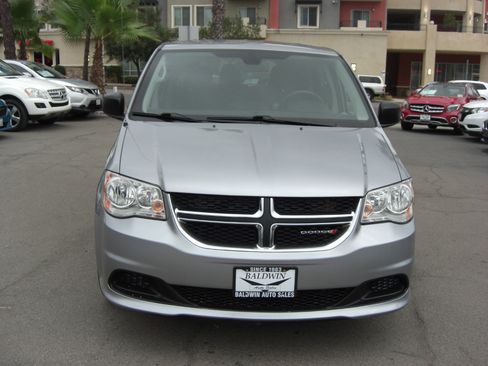 Used 2019 Dodge Grand Caravan SE image 2