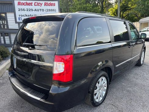 Used 2014 Chrysler Town & Country Touring FWD image 5