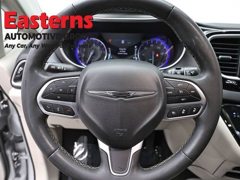 Used 2023 Chrysler Pacifica Touring-L FWD image 10