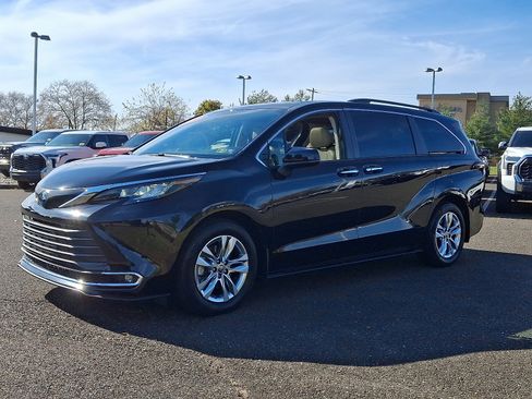 Certified 2023 Toyota Sienna XLE image 3