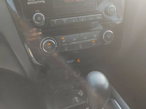 Used 2016 Nissan Rogue S AWD/4WD image 10