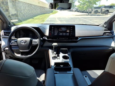 Used 2021 Toyota Sienna XSE AWD/4WD image 36