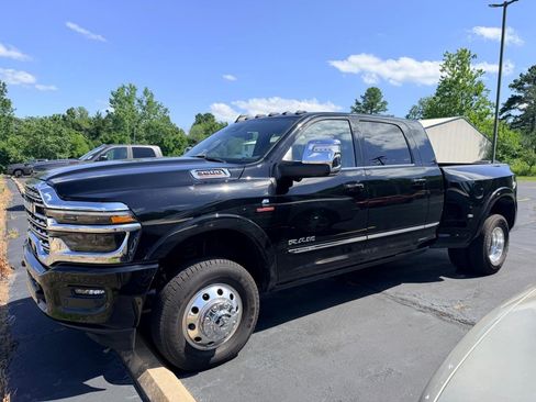Used 2025 RAM 3500 Limited AWD/4WD image 22