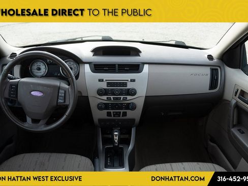 Used 2010 Ford Focus SE image 3