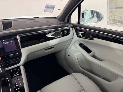 Certified 2025 Porsche Macan image 22