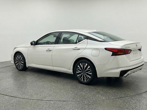 Used 2025 Nissan Altima 2.5 SV FWD image 6