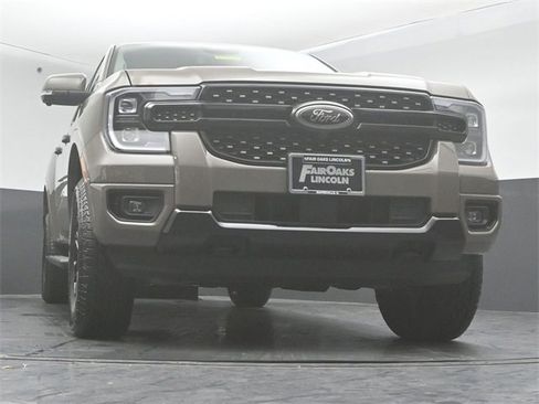 Used 2025 Ford Ranger Lariat w/ Black Appearance Package image 38