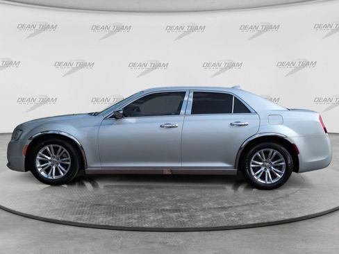 Used 2019 Chrysler 300 Touring w/ Quick Order Package 2EF RWD image 4