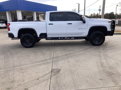 Used 2025 Chevrolet Silverado 2500 ZR2 w/ Technology Package image 9