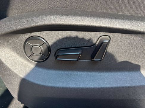 Used 2026 Volkswagen Tiguan SE AWD/4WD image 21