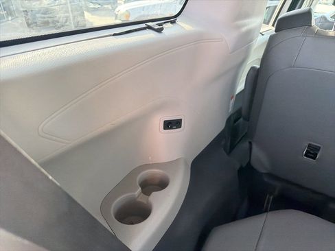 Used 2021 Toyota Sienna Limited image 28